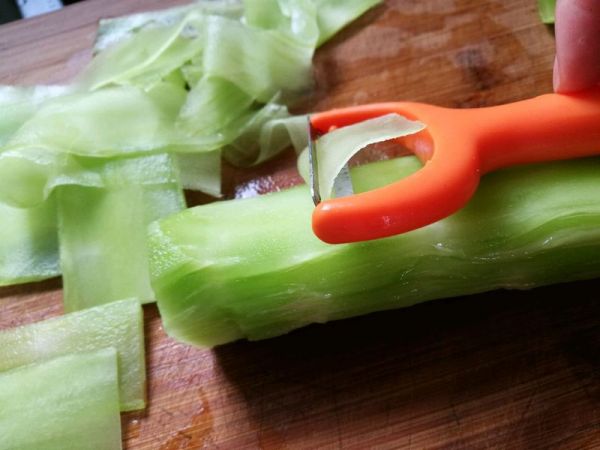 桃仁木耳拌莴笋