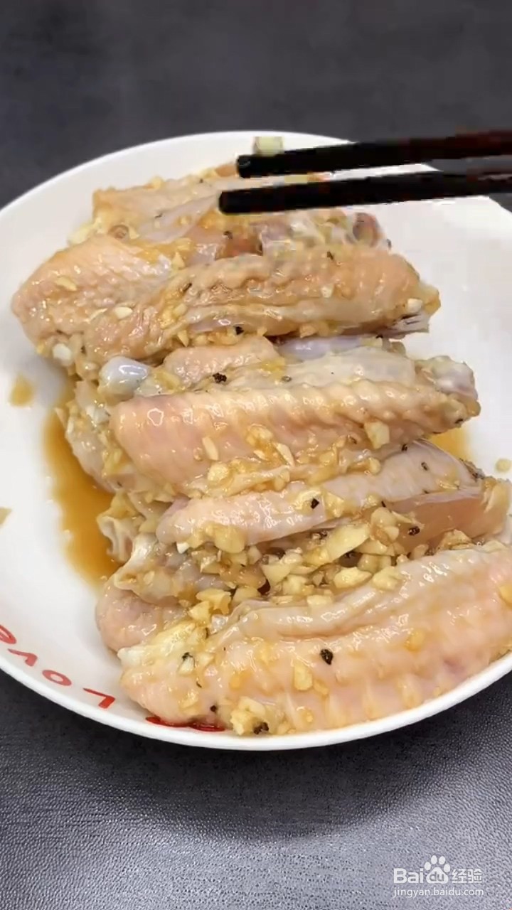 如何制作蒜香鸡翅