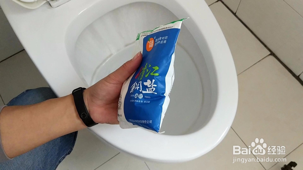 教你如何除去卫生间马桶上的水垢水锈和异味