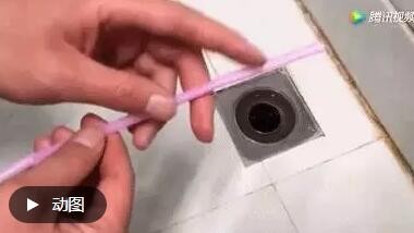 下水道堵了,她随手丢进两块药片就疏通了!