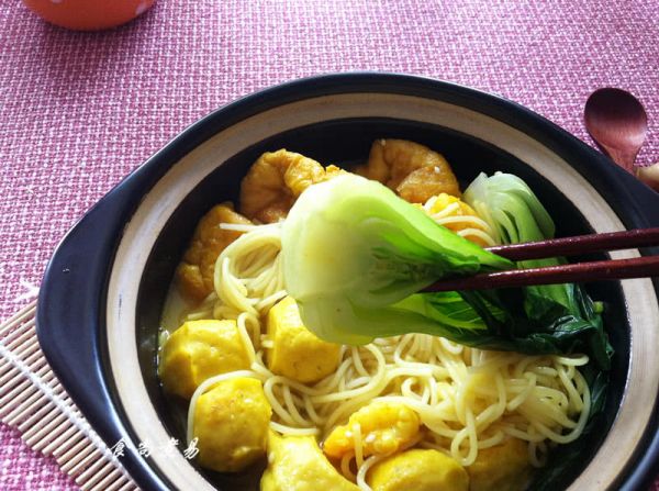 咖喱鱼蛋鲜虾面