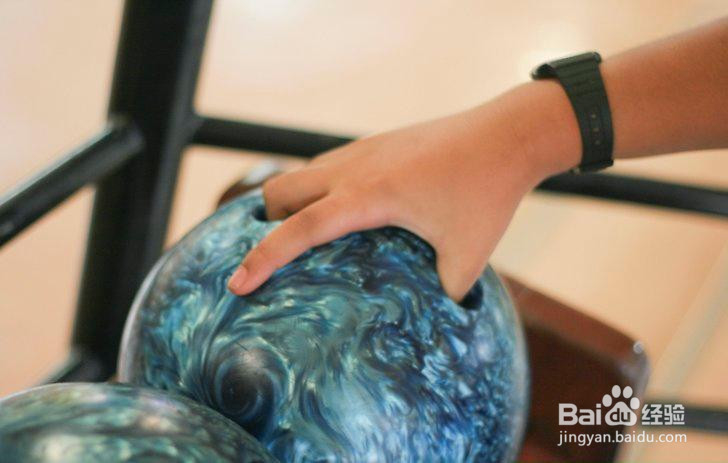 如何挑选保龄球