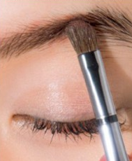 眉毛也要刷腮红