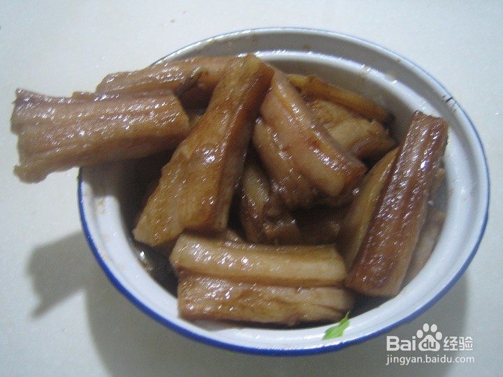 老年人怎样用相机来拍出锅的肥猪肉段