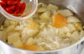 银耳陈皮生姜炖梨