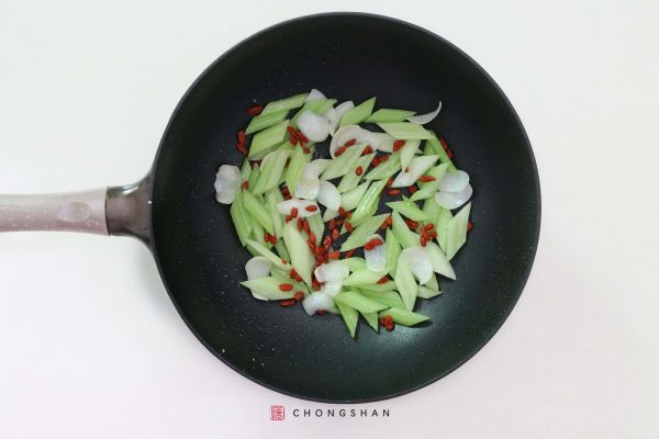 西芹清炒鲜百合