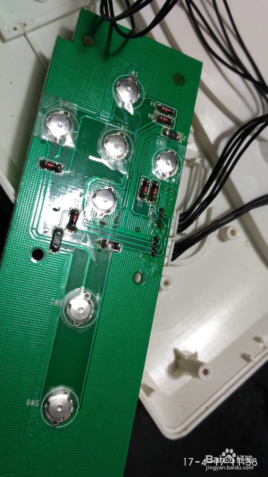 移动DVD机充不进电不开机音量失控故障维修经验