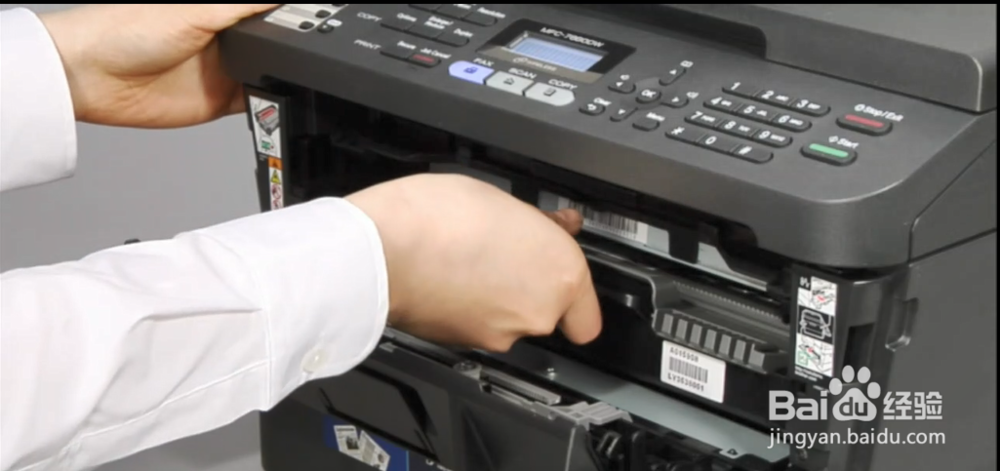 如何更换打印机粉盒