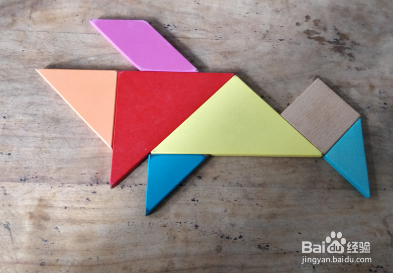 用七巧板怎样拼一只游泳的企鹅?