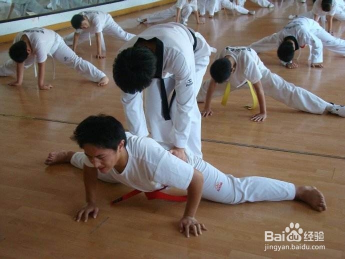 跆拳道怎样练劈叉