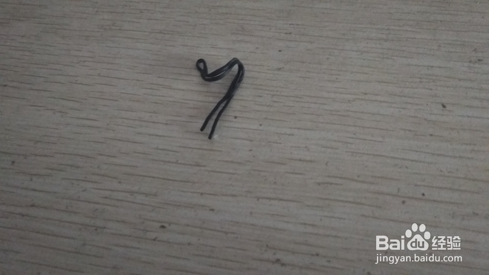 如何对折使得数据线绑绳成为简易的中性笔的支架