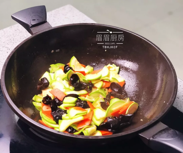 胡萝卜木耳炒西葫芦