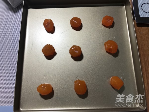 莲蓉蛋黄广式月饼