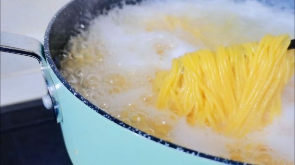 鸡蛋酱拌玉米面条