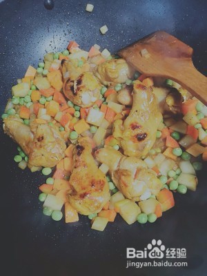 在家制作美味的咖喱鸡翅根