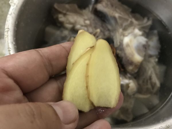 白萝卜牛脊骨汤