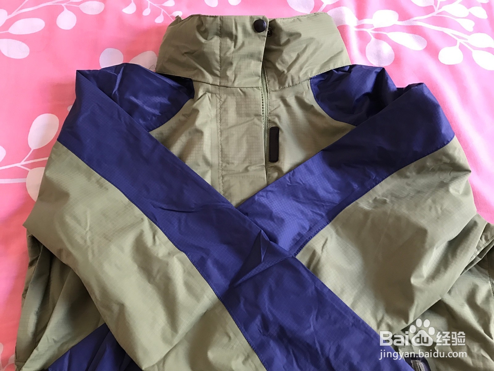 冲锋衣内置式帽子的收纳方法