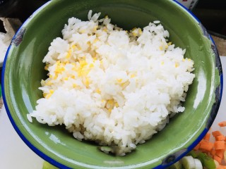 如何在家就能做一份什锦酱油炒饭呢？