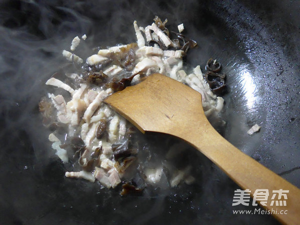 黑木耳五花肉炒黄豆芽