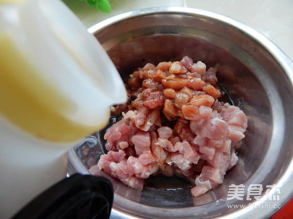 酱黄瓜肉丁拌荞麦面
