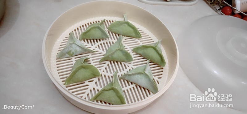 菠菜饺子皮和猪肉韭菜馅的饺子做法