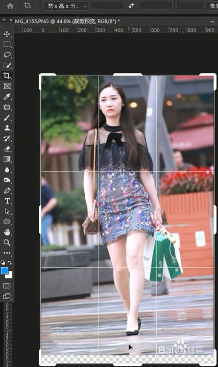 如何在PS中将照片中人物的腿变长