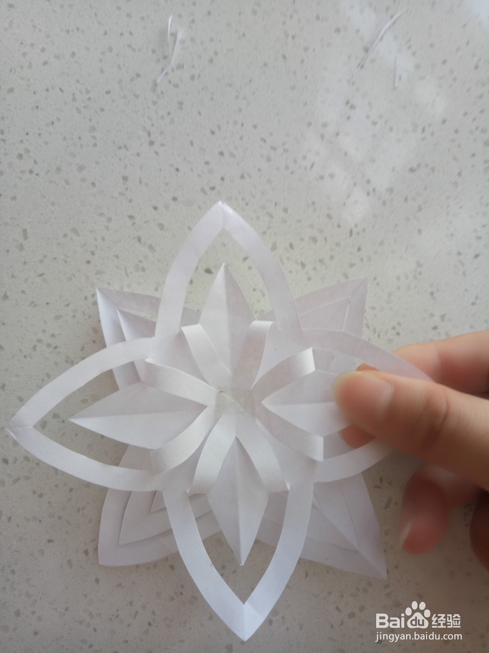 怎么用纸剪折出雪花