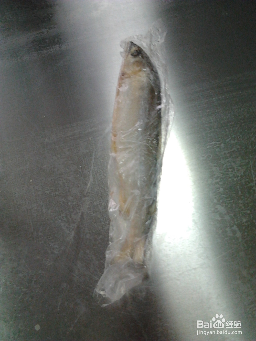 如何制作煎鱼。