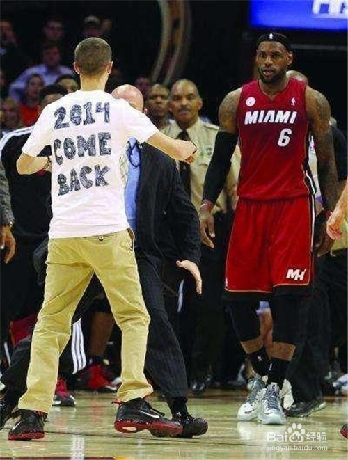 韦德致给自己膝盖敬酒，科比眼含热泪，看完泪崩