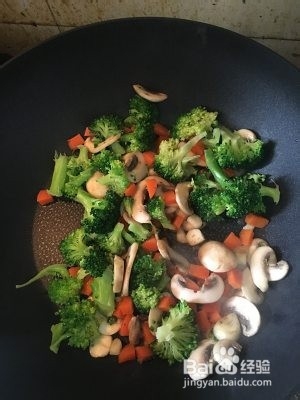 西兰花炒口蘑的做法