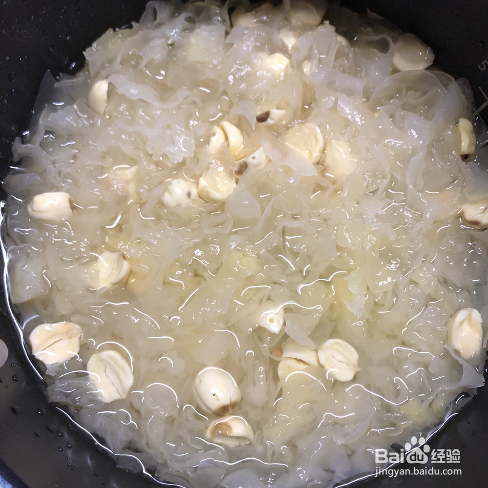 姨妈给我做银耳莲子枸杞糖水