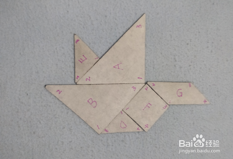 用七巧板怎样拼一只飞翔的鸟儿？