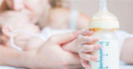 母乳掺水导致两个月宝宝“水中毒”夭折，这样的错误需警惕