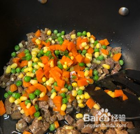 葱香蔬菜嫩爆牛肉粒的做法