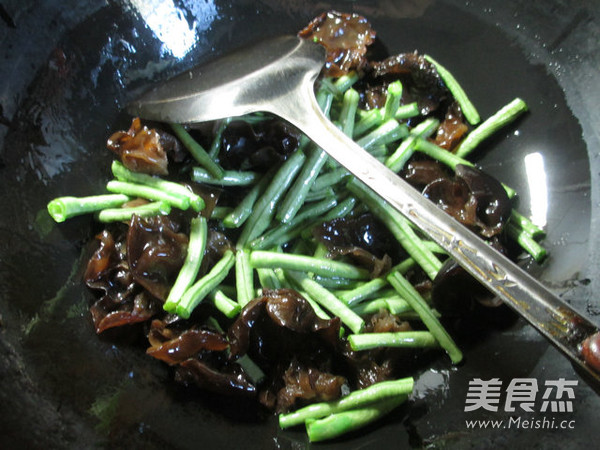 黑木耳带豆煮烤麸