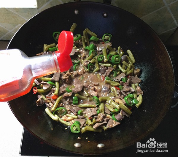 酸豆角炒鸡杂的做法