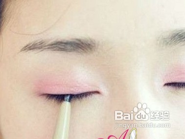 化个清新粉红眼妆