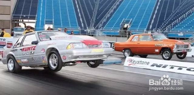 红绿灯路口遇到前车坏了，后面的车应该怎么走？