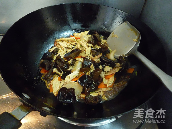 五花肉木耳烧腐竹