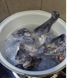 怎么调理出一道美味的乌鸡煲十全大补汤 ？