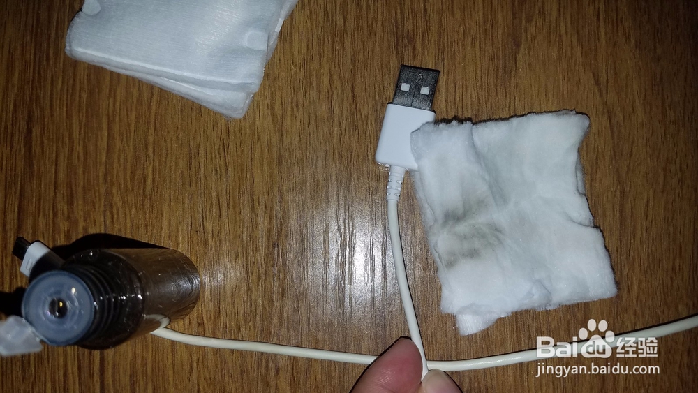 如何快速祛掉手机数据线上面的污渍