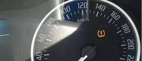 这些灯亮了，赶紧停车！