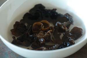 教你怎么做果仁菠菜拌木耳