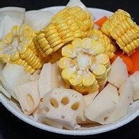 在家制美味的莲藕排骨汤