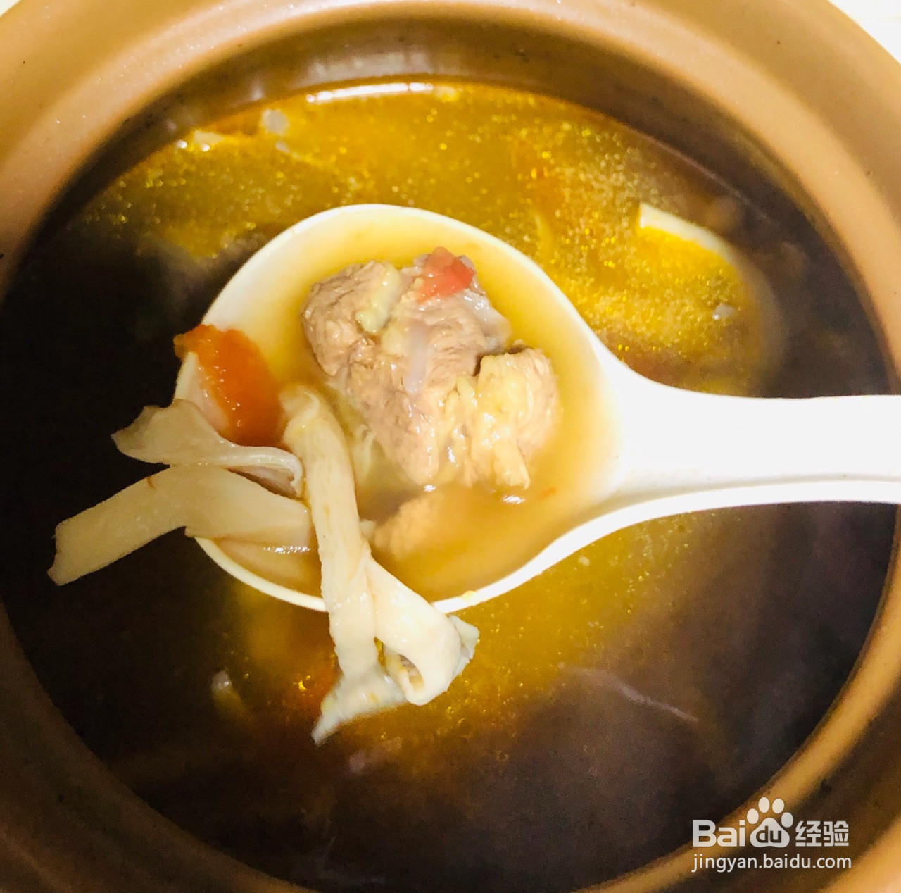 西红柿菌菇排骨汤的做法