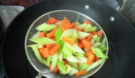 芹菜水煮花生米怎么做