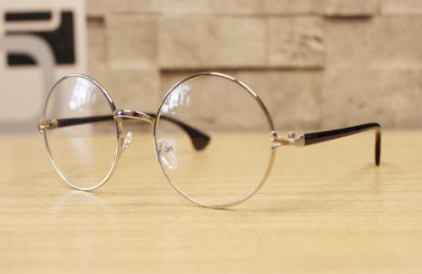 我戴的金属镜架，腿腿和鼻托都发绿了，哪里可以清理维修