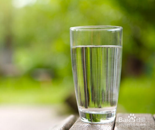 小孩晚上突然发高烧无法及时就医时该怎么办？