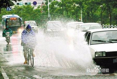 雨天跟车行驶如何使用灯光