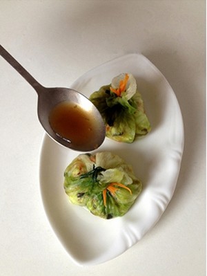 圆白菜裹虾肉末